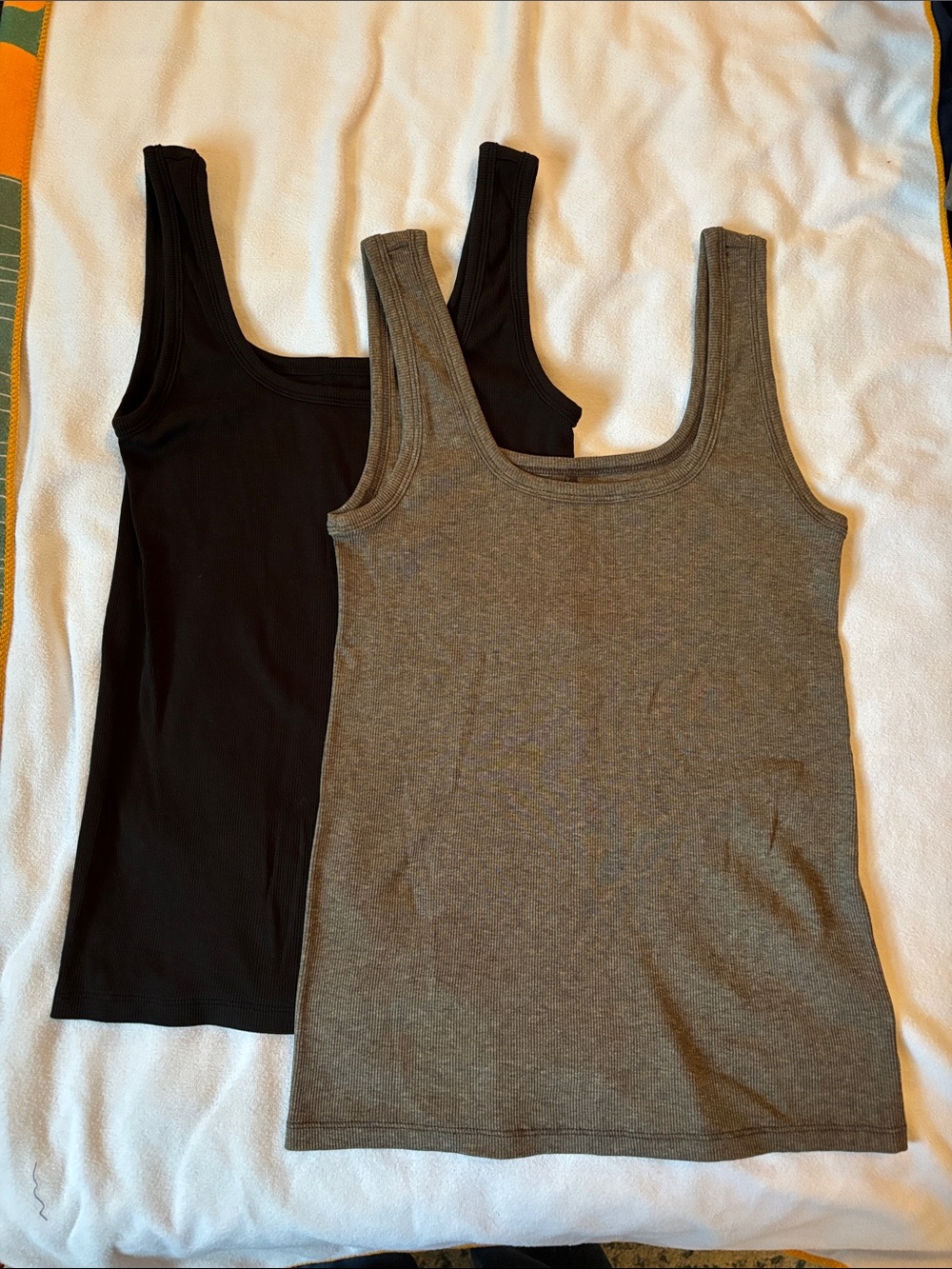 Bundle of 2 Everlane Ribbed Layering Tanks Black and Brown
